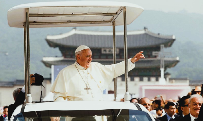 2014년 방한 당시 그는 세월호 참사 유가족을 위로