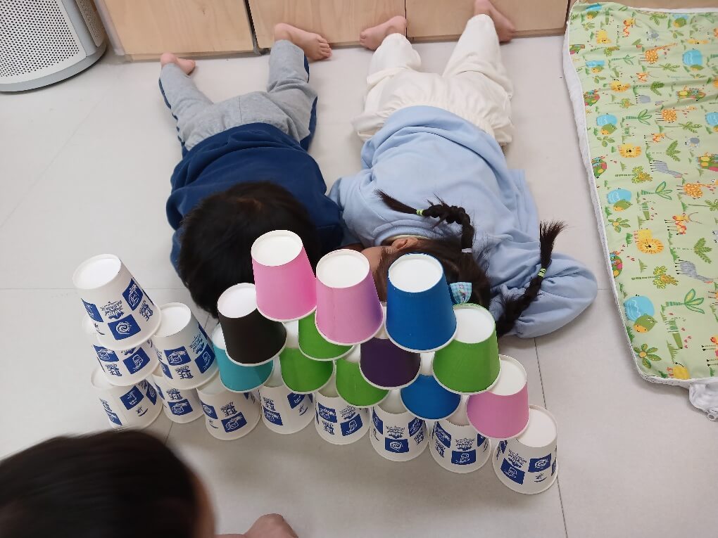 컵 쌓기 놀이