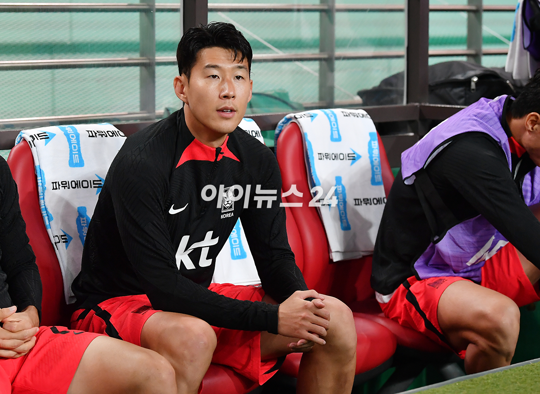 위르겐 클린스만 감독이 이끄는 한국 축구대표팀은 13일 서울월드컵경기장에서 열린 튀니지와 평가전에서 4-0 완승을 거뒀다. 손흥민이 팬들에게 인사를 하고 있다. [사진=곽영래 기자]