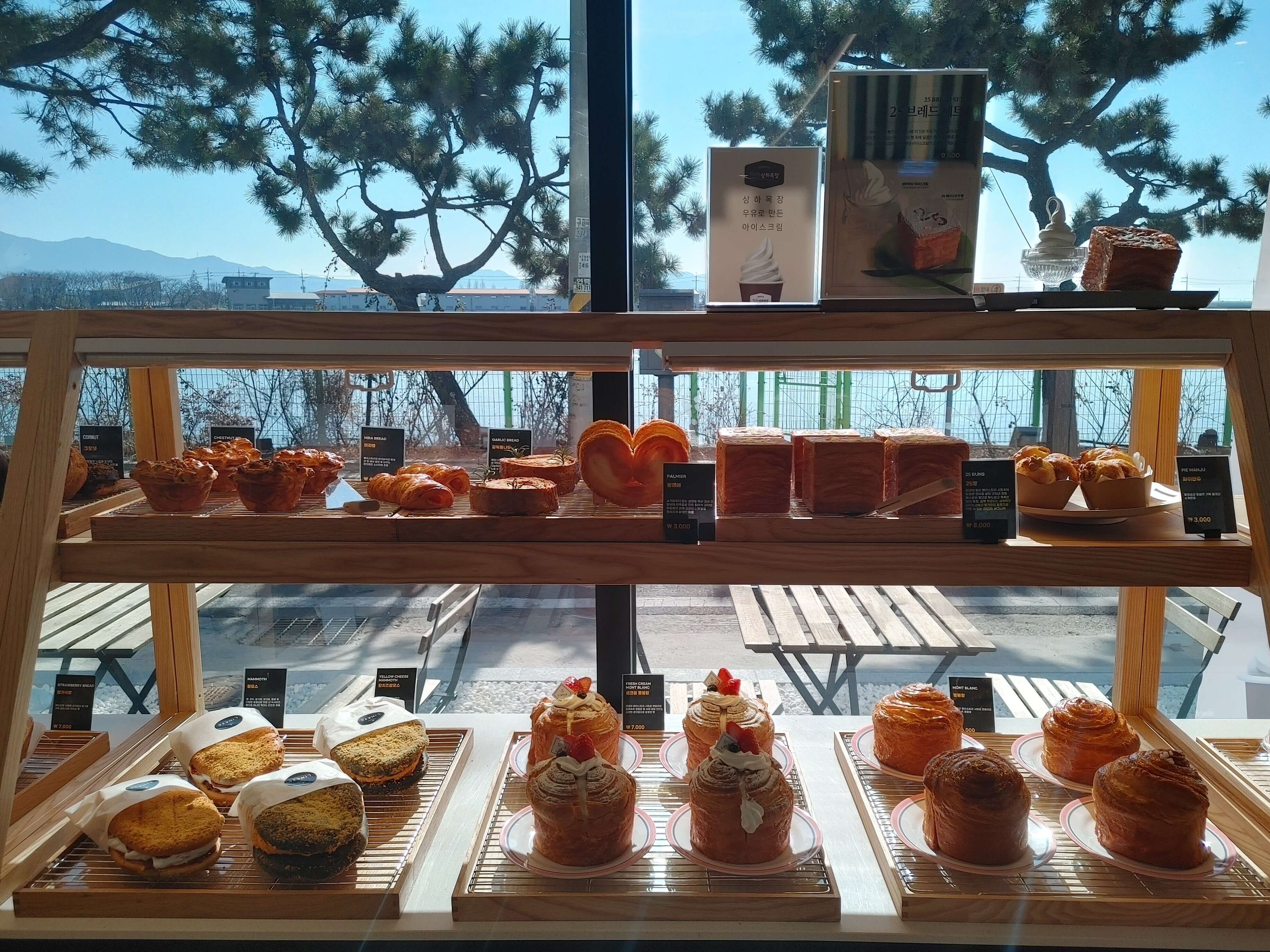 김해_강변뷰카페_라인25_메뉴_빵