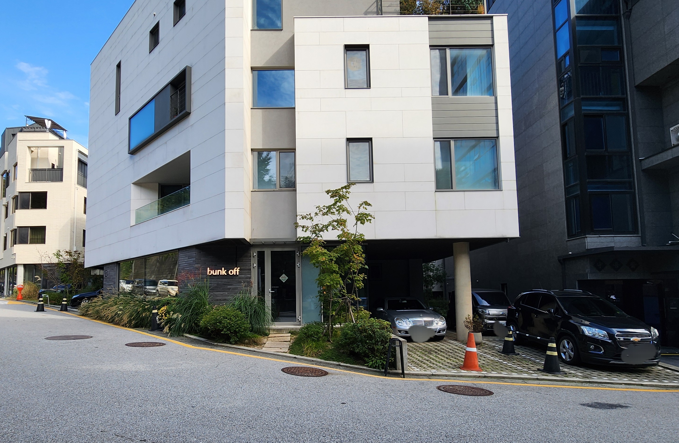 판교 고등지구의 감성 카페 & 와인바 벙크오프 방문 후기예요. 대형 크리스마스 트리가 있어 겨울 분위기를 제대로 느낄 수 있고, 바닐라 메이플 크로플과 버틀러그라세가 특히 맛있었어요. 노키즈존이지만 데이트·모임에 최적의 공간이었습니다.