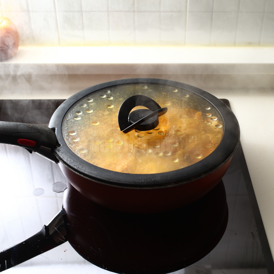 강불에서 보글보글 끓고 있는 김치찌개, Boiling Kimchi stew on high heat to blend flavors