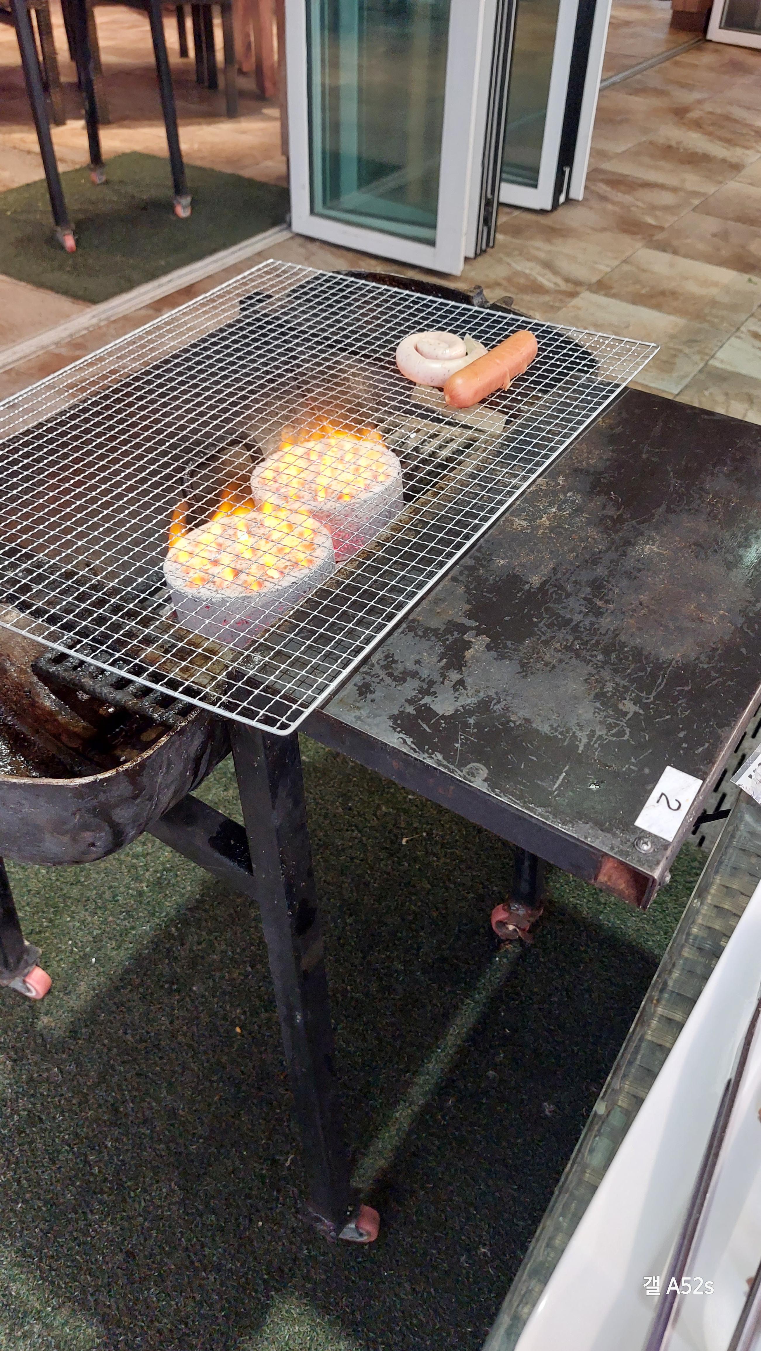 고기 먹으면 소시지 먹어야지! 소시지는 직접 구워도 됨!