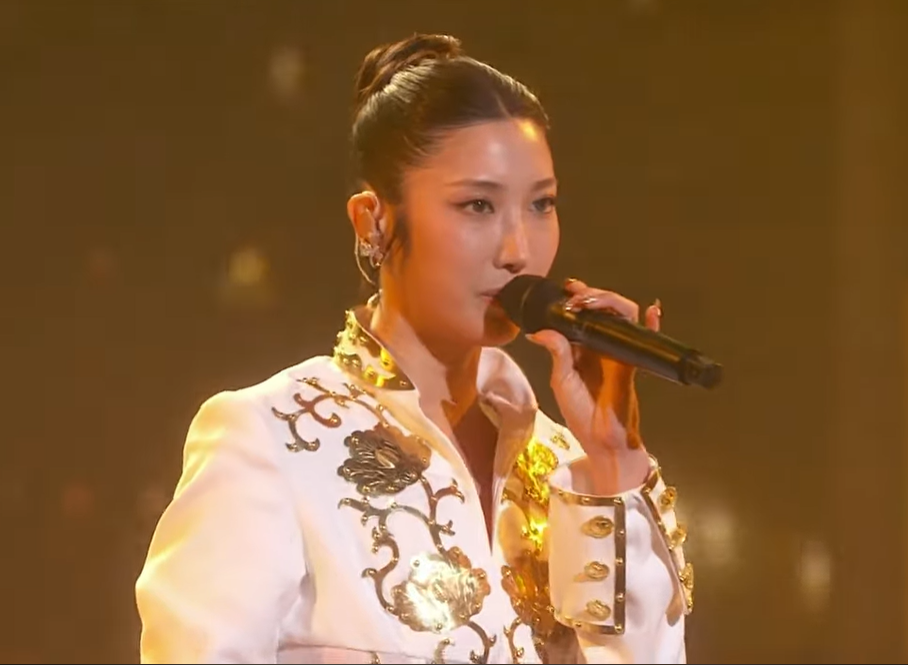 대한제국 황실 대례복에서 모티브를 딴 황금 무궁화 무늬의 이재무대 드레스