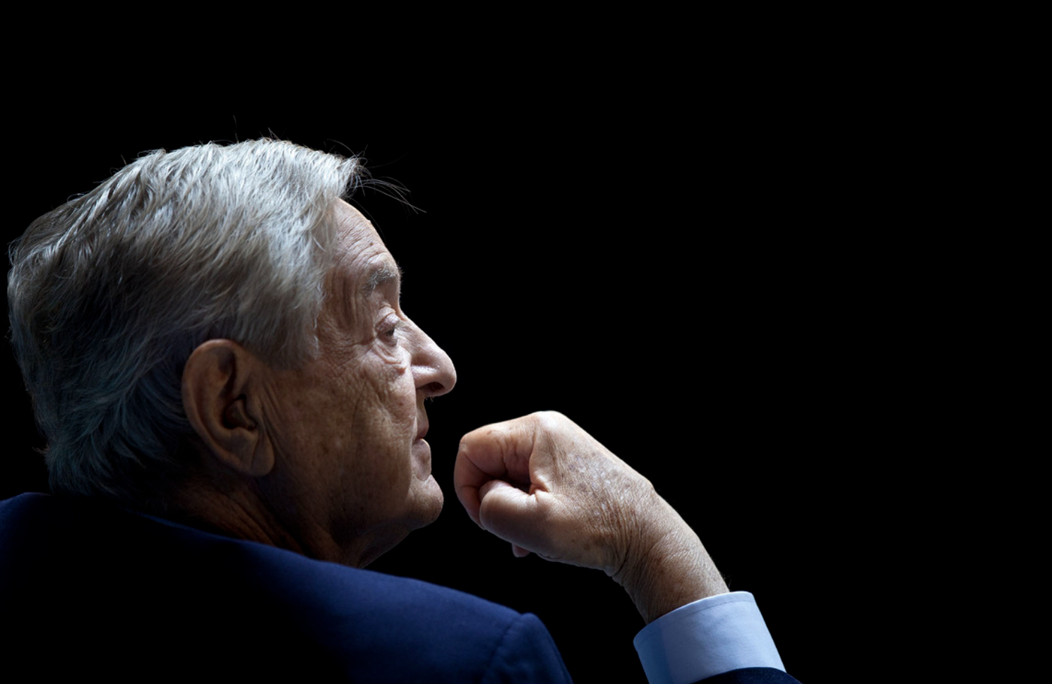 어두운-배경에서-턱을 괴고-글로벌-투자와-금융-철학에대해-깊은-사색에-잠긴-조지-소로스