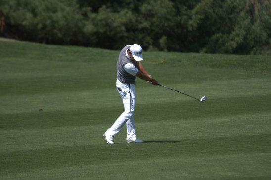 페어워에이에서 아이언 샷을 하고 있는 이미지