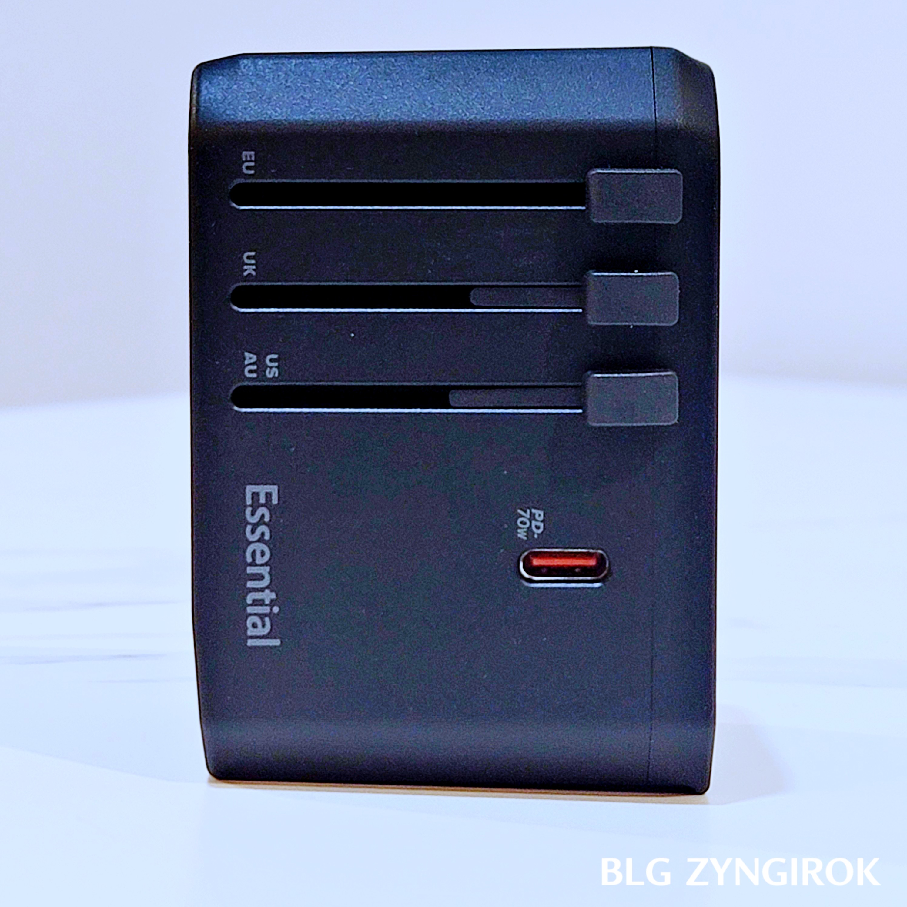 슈피겐 여행용 어댑터 - 옆면 모습이다.