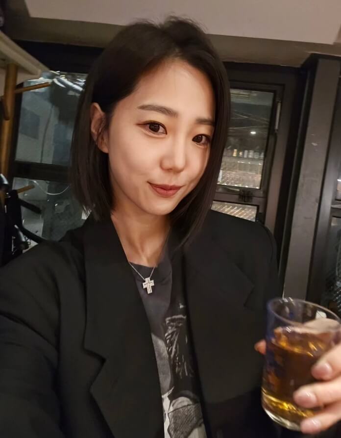 단발머리여성-검정색자켓을입은모습