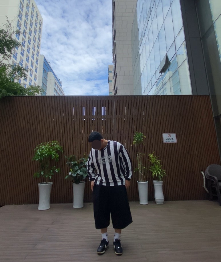 데일리룩('25. 9. 23.)필루미네이트 스트라이프 티셔츠 지브라 유벤투스 델피에로 지단 유니폼, 무신사스탠다드 와이드 버뮤다팬츠, 나이키 베이직 삭스, 나이키 코르테즈 블랙