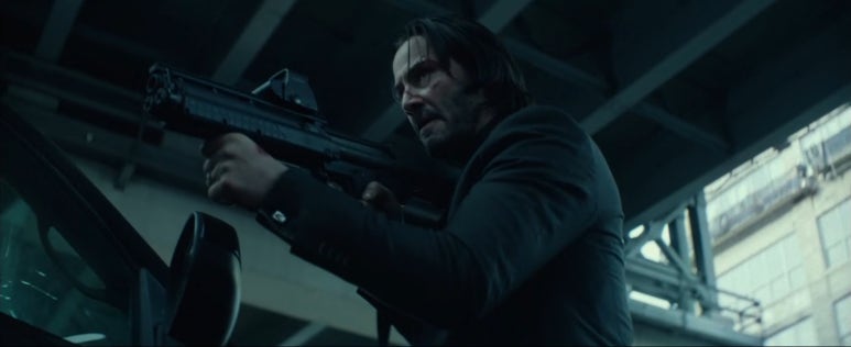 검은 슈트 차림으로 강렬한 액션을 펼치는 존 윅의 모습.