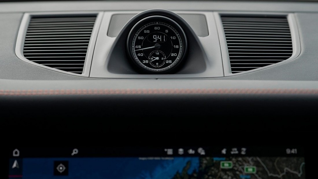 포르쉐 마칸 22년식 실내 시계 사진 출처 다음자동차