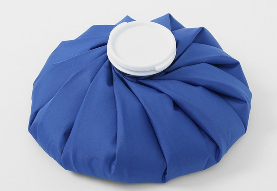 얼음찜질과 온열찜질을 할 수 있는 하얀색 뚜껑이 있는 파란색 찜질 주머니를 확대하여 찍은 사진