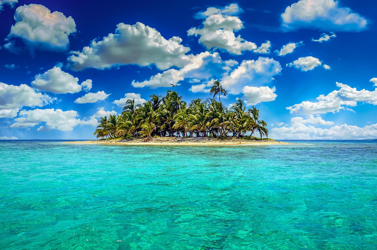 바다에 작은 섬을 찍은 사진입니다.