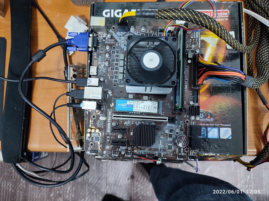 PC 메인보드에 P2 250기가를 연결해서 확인 중