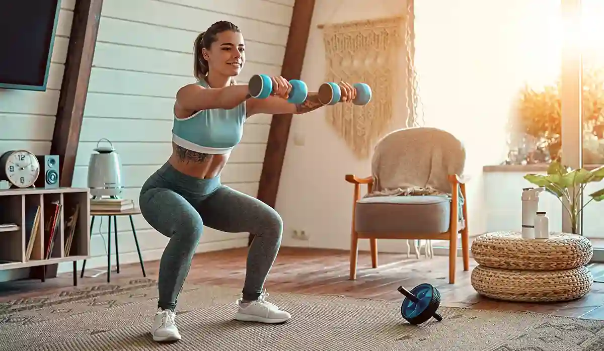 집에서-스쿼트-자세로-운동하는-여자