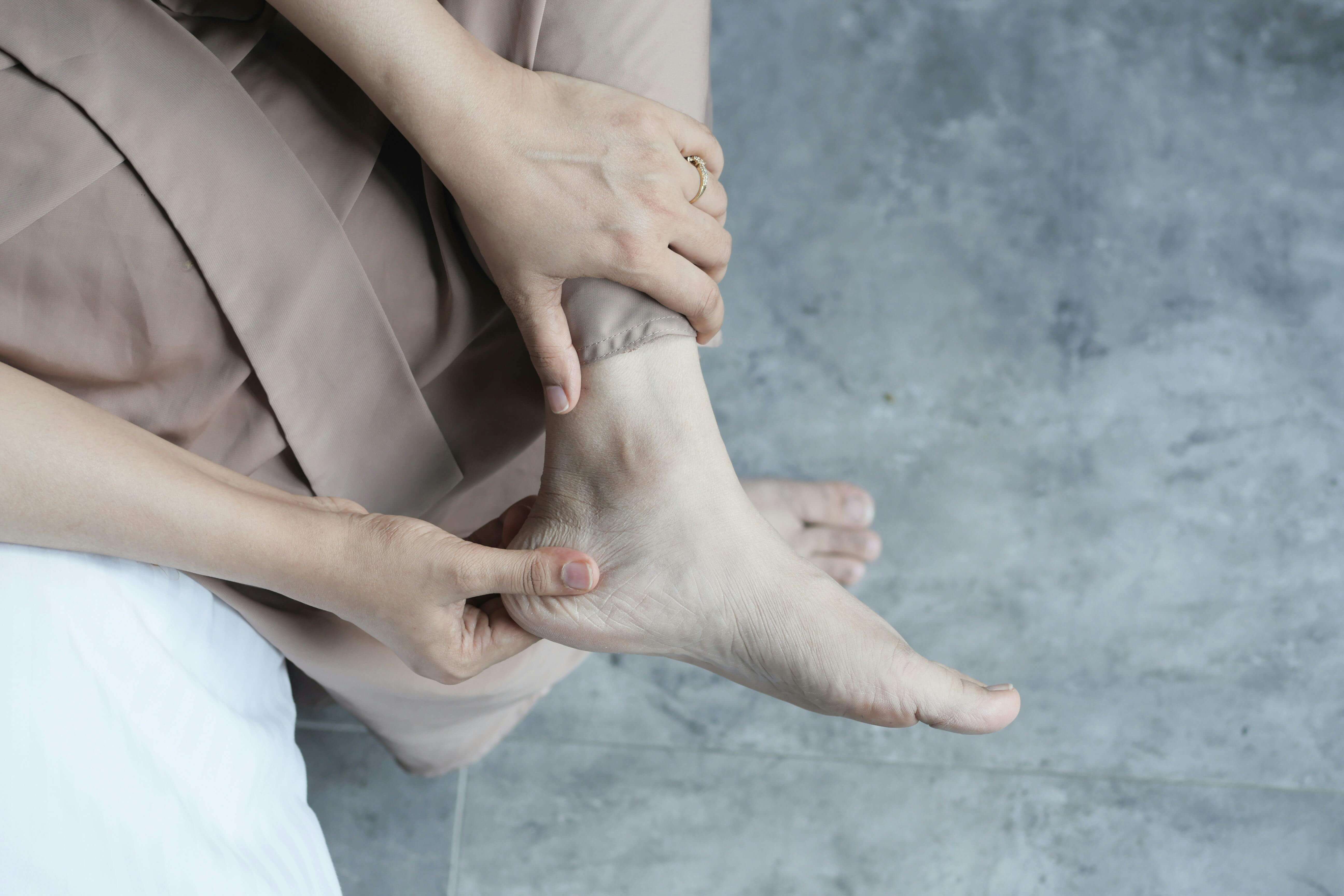 래 걸으면 발바닥이 아픈 이유? 대부분이 놓치는 충격적인 원인