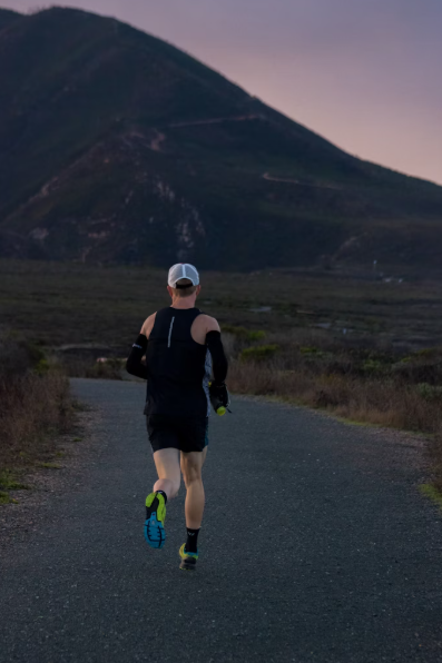 남성이 런닝을 하는 사진