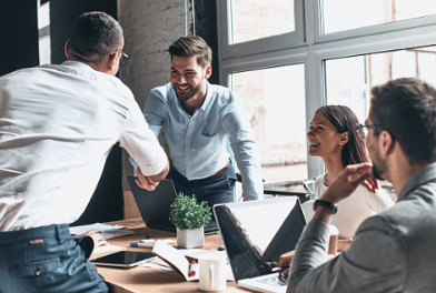 4명의남녀가회의중