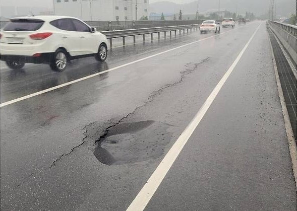 커뮤니티에 게시된 오산 포트홀 이미지