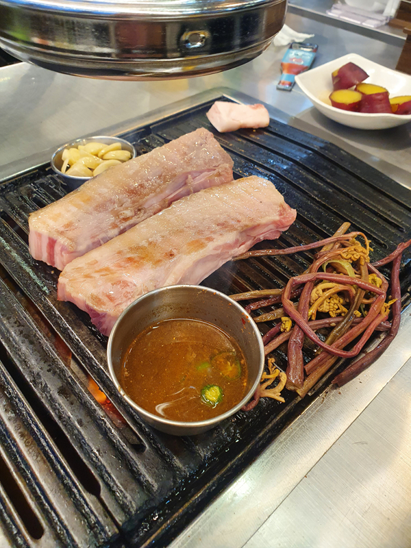 구워지는-오겹살과-고사리