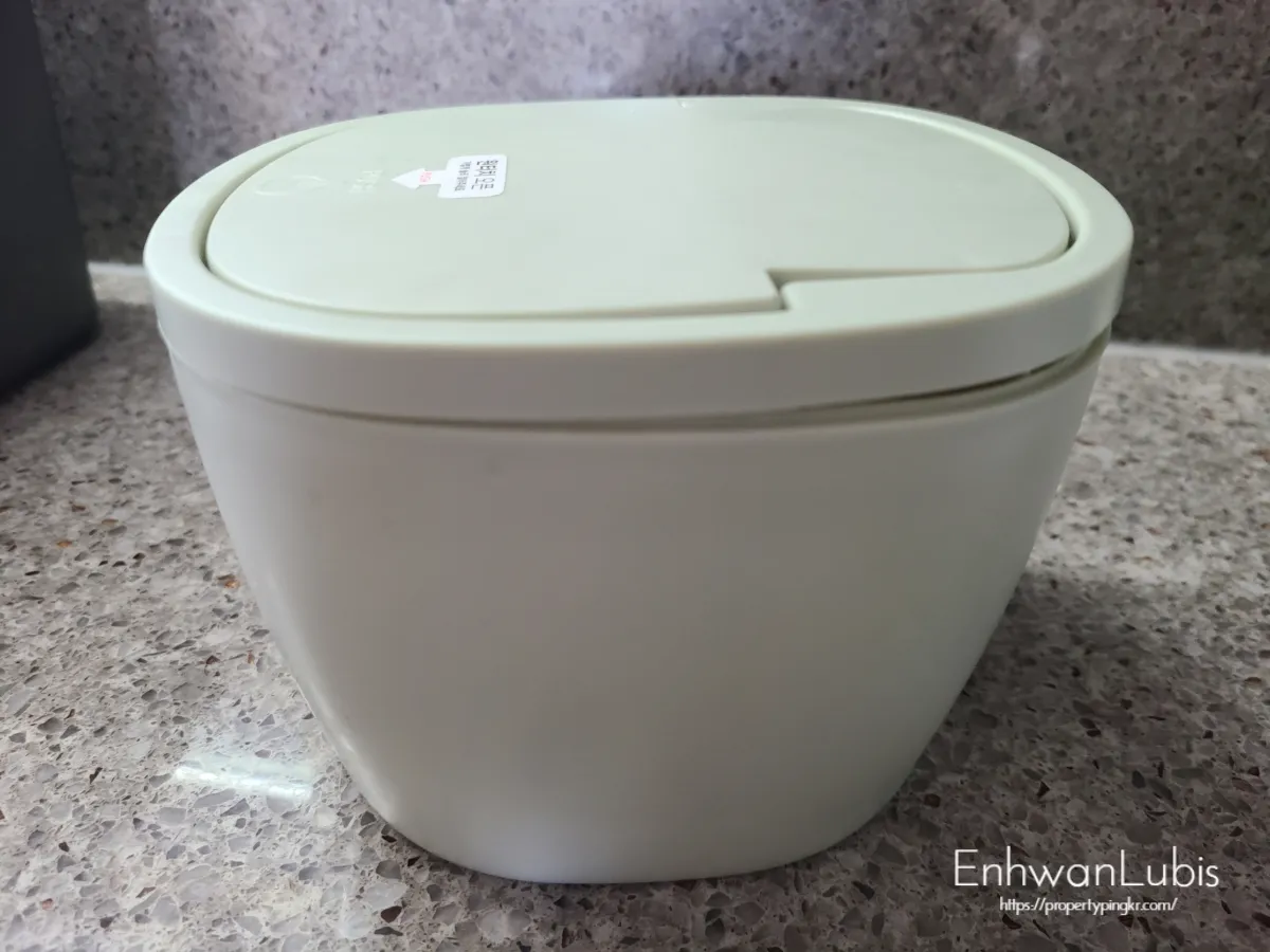 민트색-미니휴지통-뚜껑이-본체와-벌어진모습