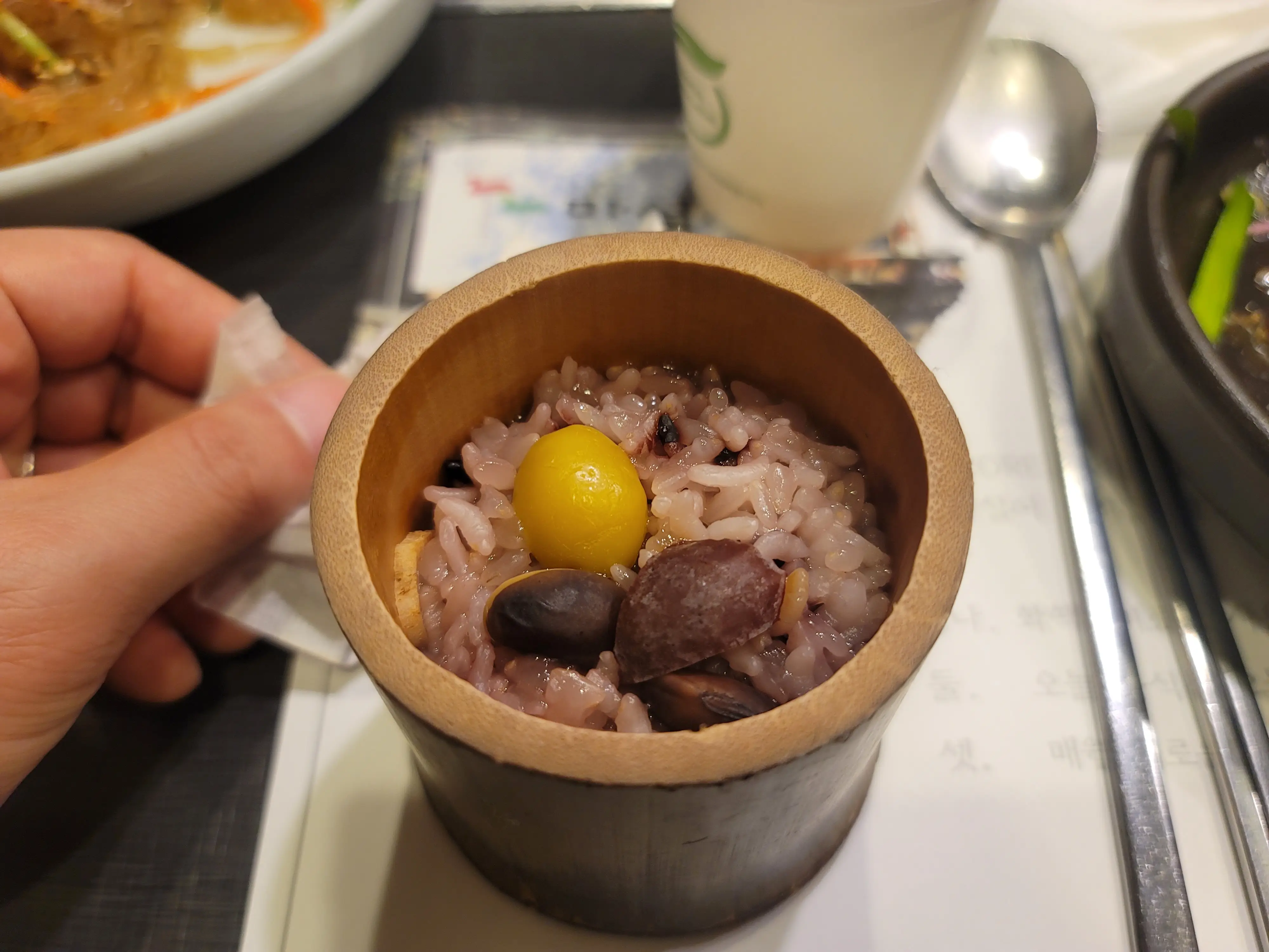 대통밥. 대나무통에 잡곡밥이 들어있다. 양은 많지 않다. 평소 음식점의 공기밥의 절반정도의 양이다.