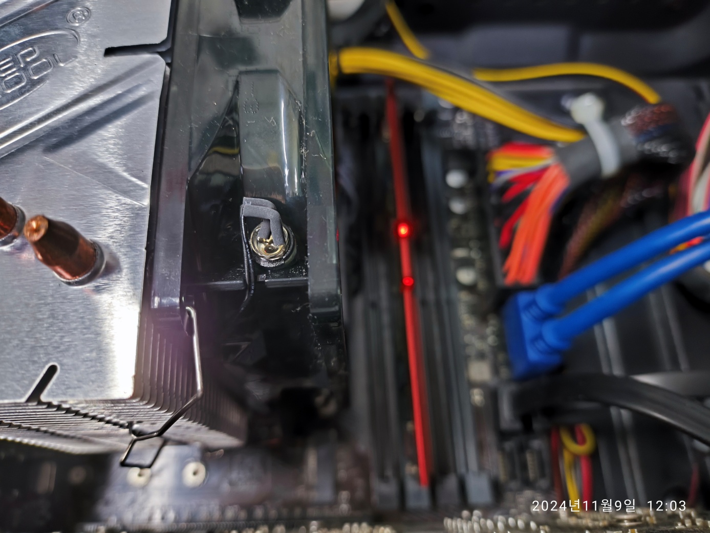 전원 버튼에 반응 없고 메모리 방열판 위의 RED LED만 깜빡거림