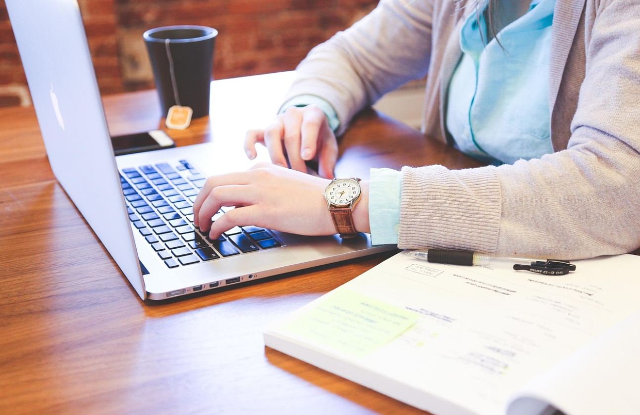 편안히 앉아 자세만 바르게 해도 느껴지는 균형에 대한 사진