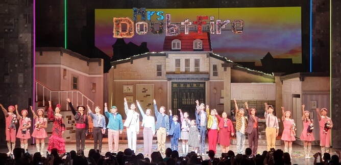 뮤지컬-미세스-다웃파이어-커튼콜