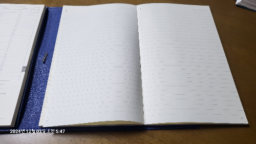 양쪾으로 펼쳐져 있는 줄이 그어진 노트