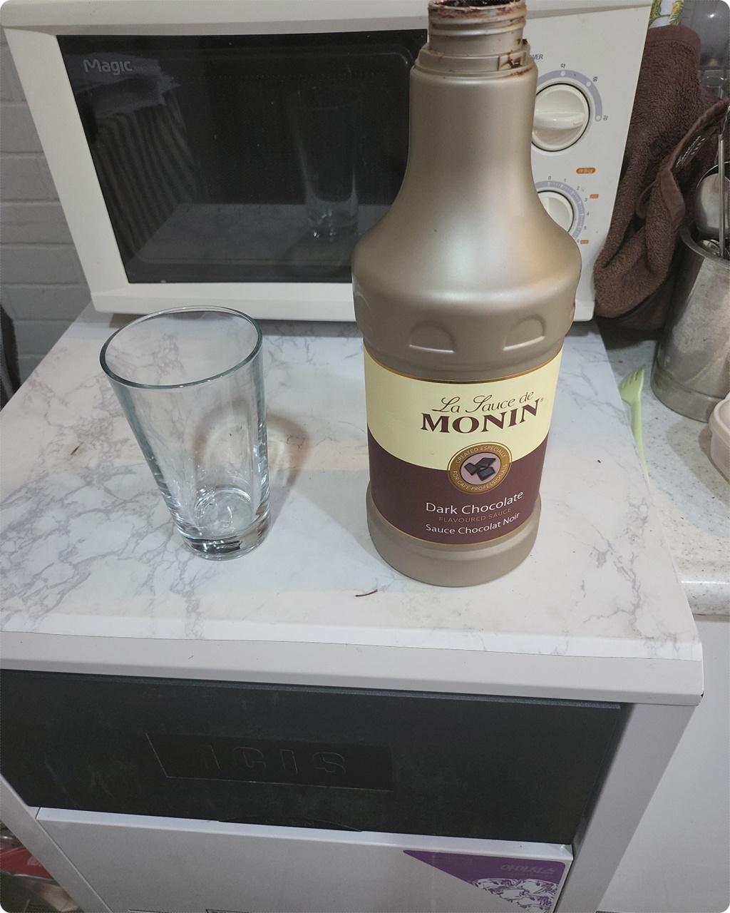 유리잔과 초콜릿 시럽