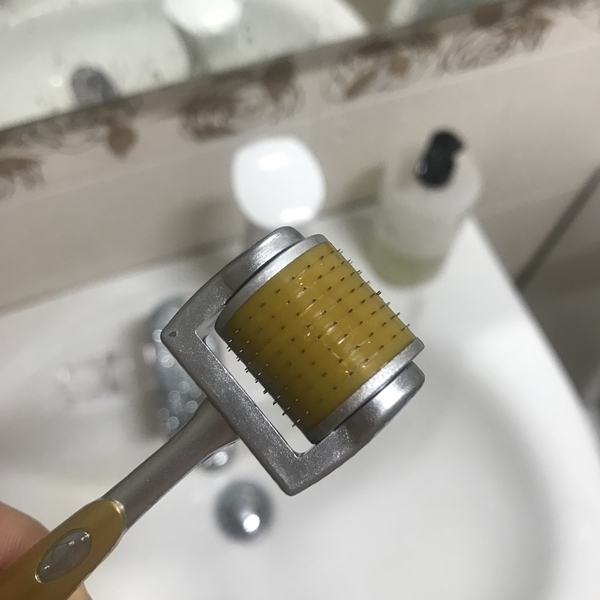 ZGTS 더마롤러 0.5mm 니들 헤드를 근접 촬영한 모습&amp;#44; 세면대 위에서 사용 전 확인 장면