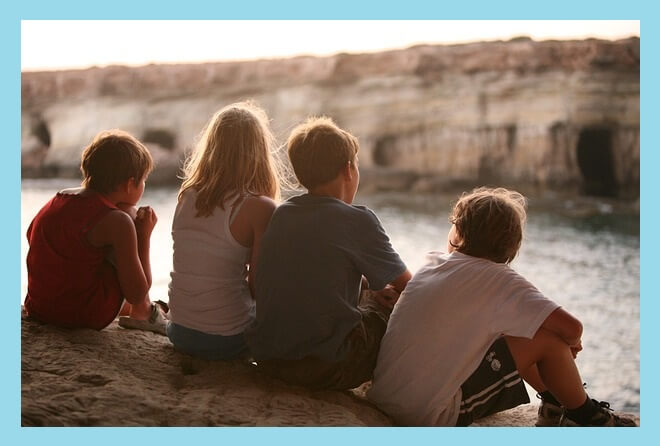 강가에-앉아있는-아이들