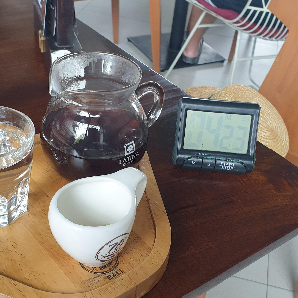 발리 카페 투어: 짐바란(Jimbaran) 지역의 70 Fahrenheit Koffie CAFE_핫 커피