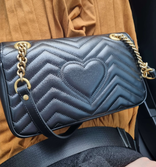 차에서 찍은 가방 뒷면 사진