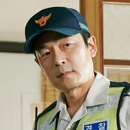 경찰 복장을 하고 있는 무인도의 디바 정봉완