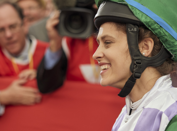 한 여성이 웃고있는 모습을 카메라 기자들이 찍고 있는 모습