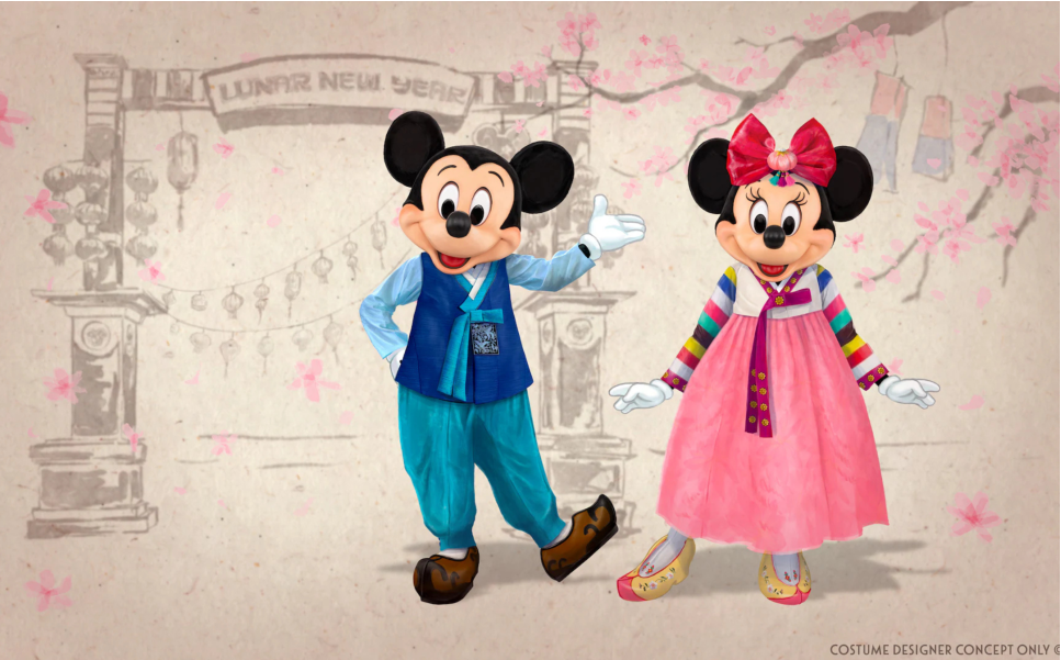 이 사진은 미국 캘리포니아 디즈니랜드에서 이벤트로 열린 설날기념행사로 미키와 미니가 한복을 입은 모습의 사진입니다.