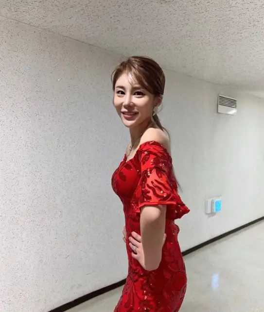 현역가왕- 어깨가 없는 팔간 반팔원피스를 입고 옆으로 선채 고개를 돌려 정면을 바ㅏ보는 김소유