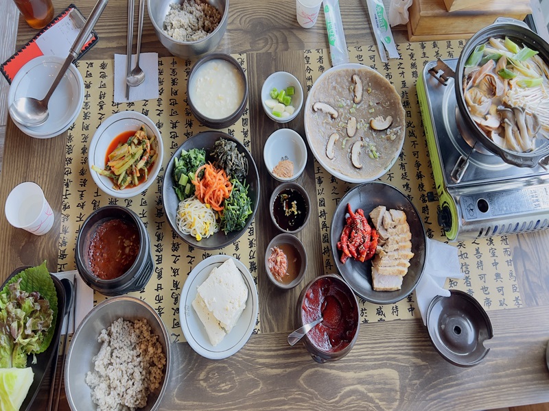 잣두부-버섯전골-보쌈-보리밥-정식의-한상-차림-구성