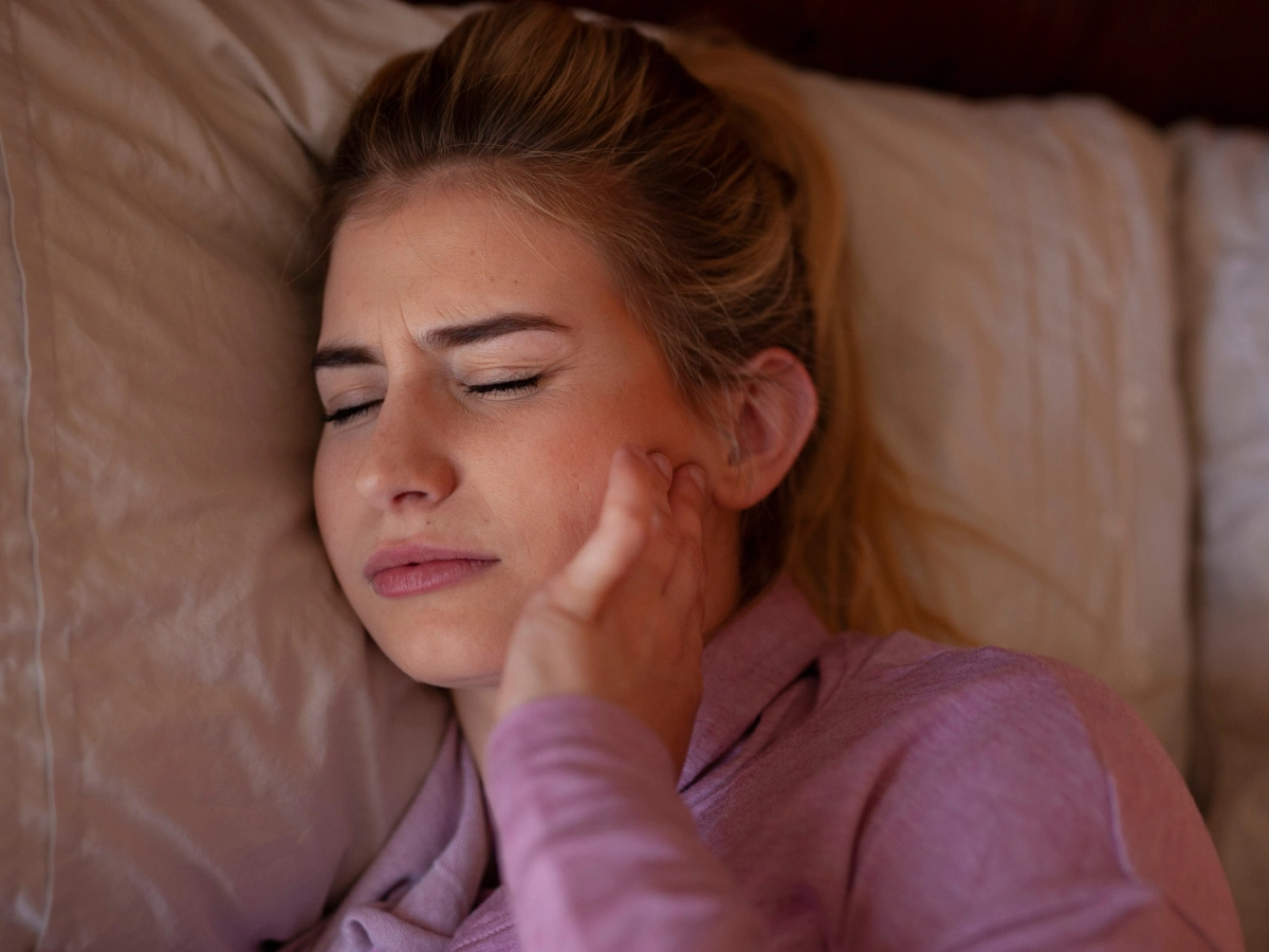 이갈이 때문에 치아 통증을 호소하는 여자