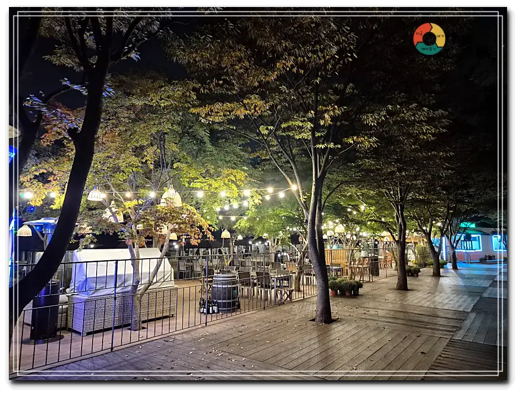 담하_곤지암리조트-야외-나무-구슬조명-야외테이블