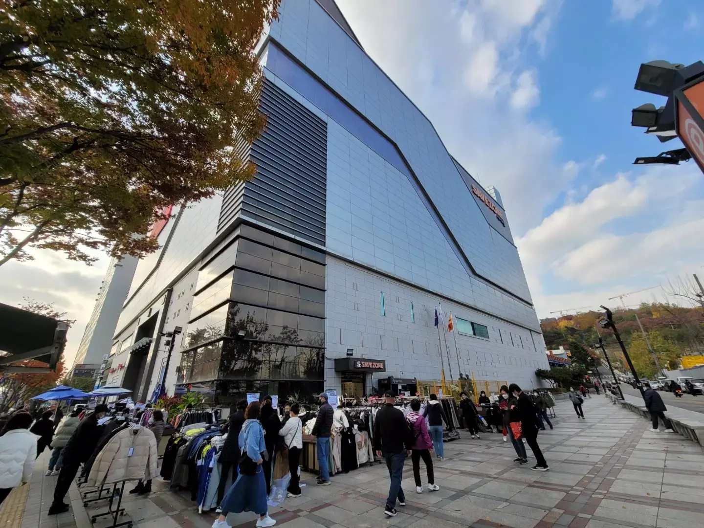 세이브존-앞-행인들