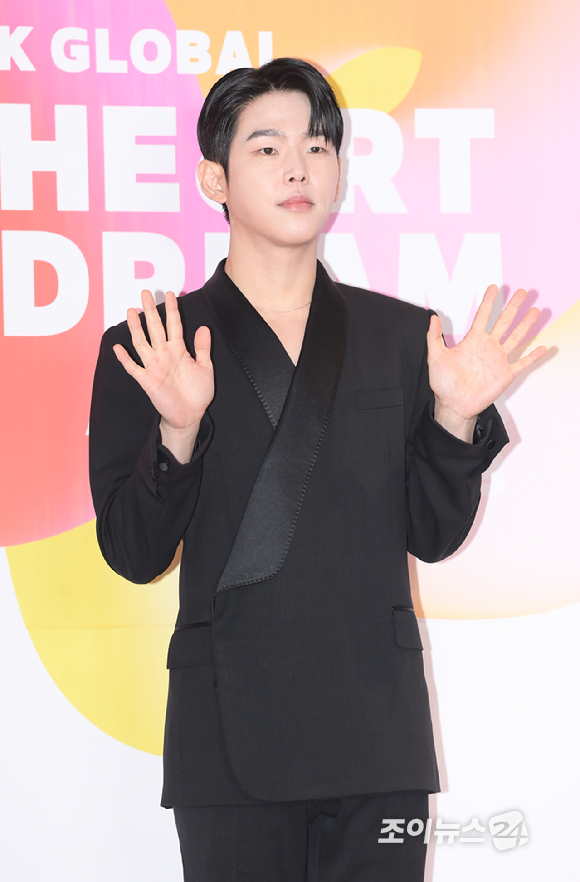 가수 폴킴이 10일 오후 서울 송파구 올림픽공원 케이스포돔(KSPO DOME)에서 열린 '2023 K글로벌 하트 드림 어워즈' 레드카펫 행사에 참석하고 있다. [사진=정소희 기자]