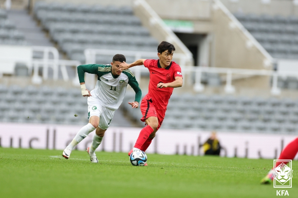 돌파를 시도하는 황인범. [사진=대한축구협회(KFA)]