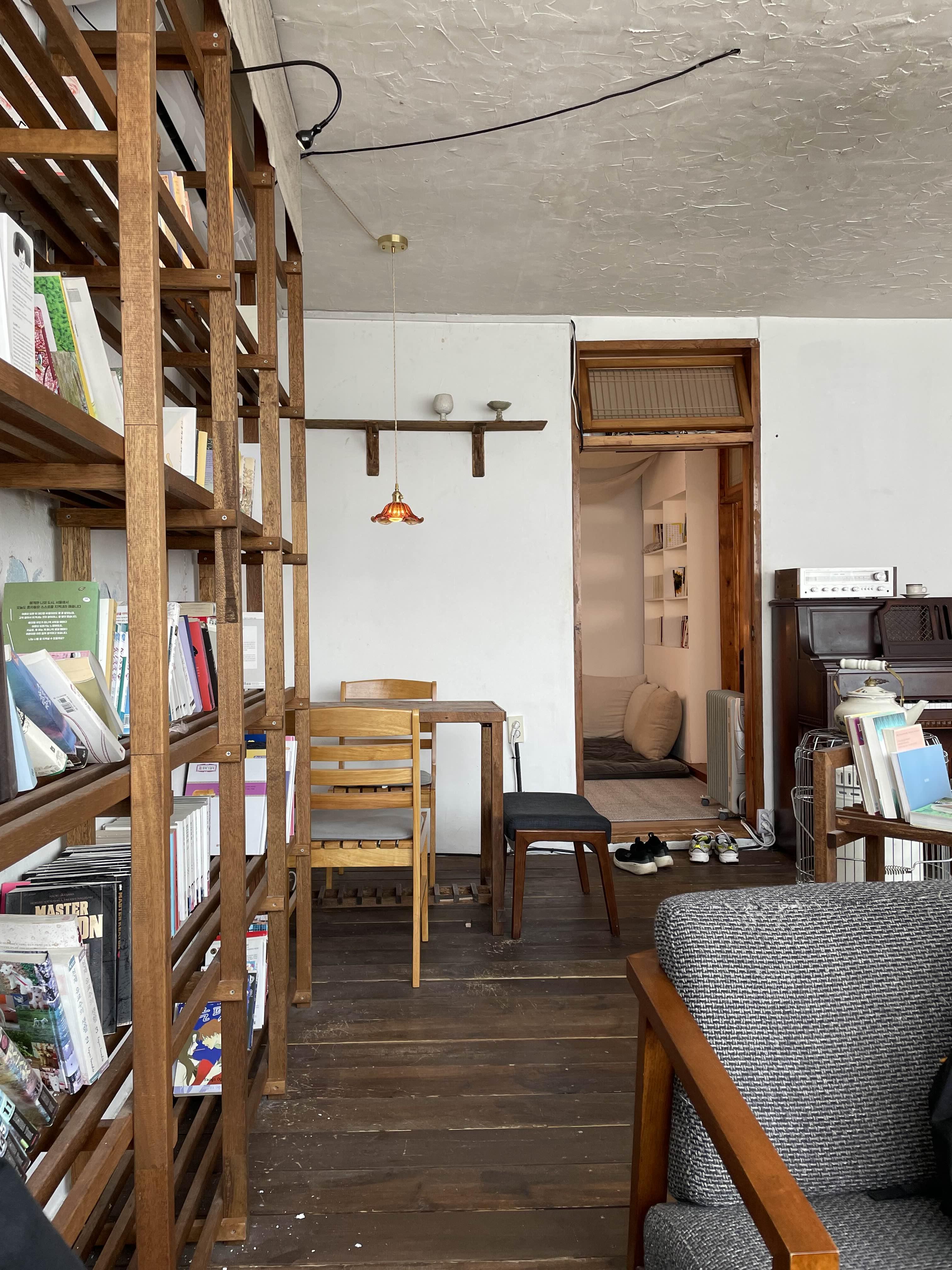 카페 책장 책상 사진