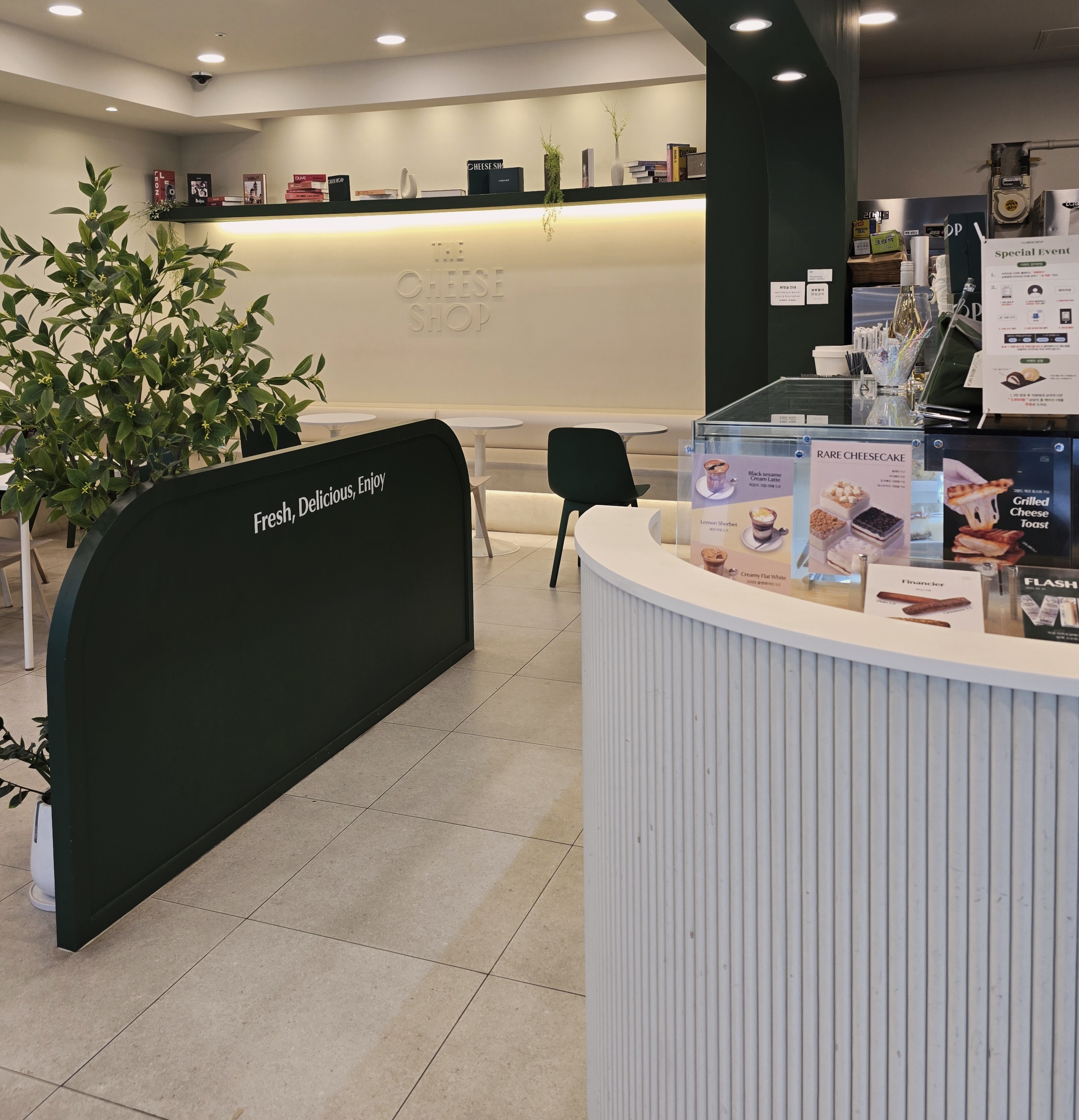 매장 내부 인테리어. 딥그린 컬러와 밝은 아이보리 컬러가 메인이어서 편안한 느낌을 준다.