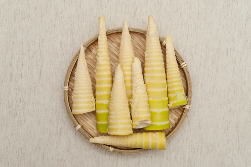 껍질을-까놓은-대나무-순