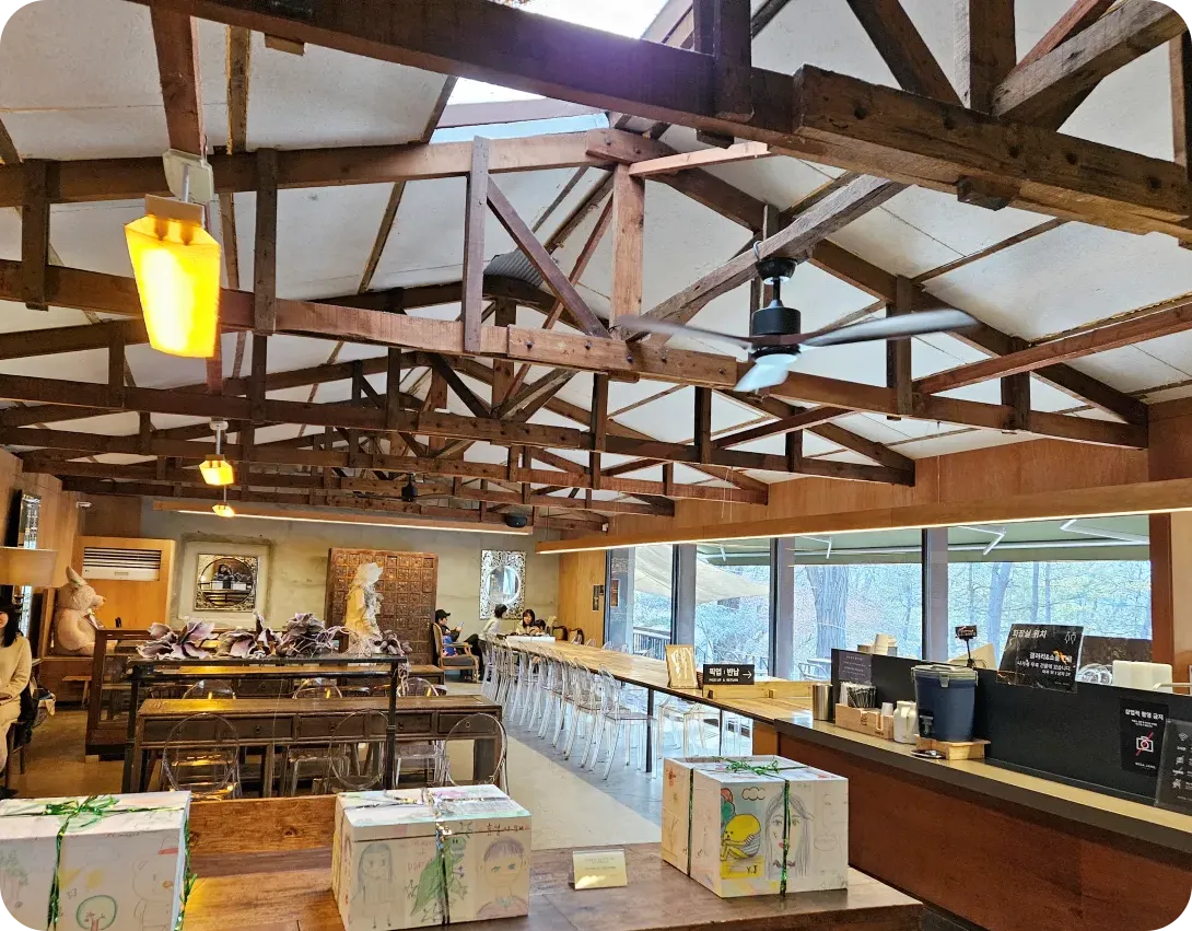 미사장-미사리-갤러리-카페-내부-실내-공간-목조-인테리어