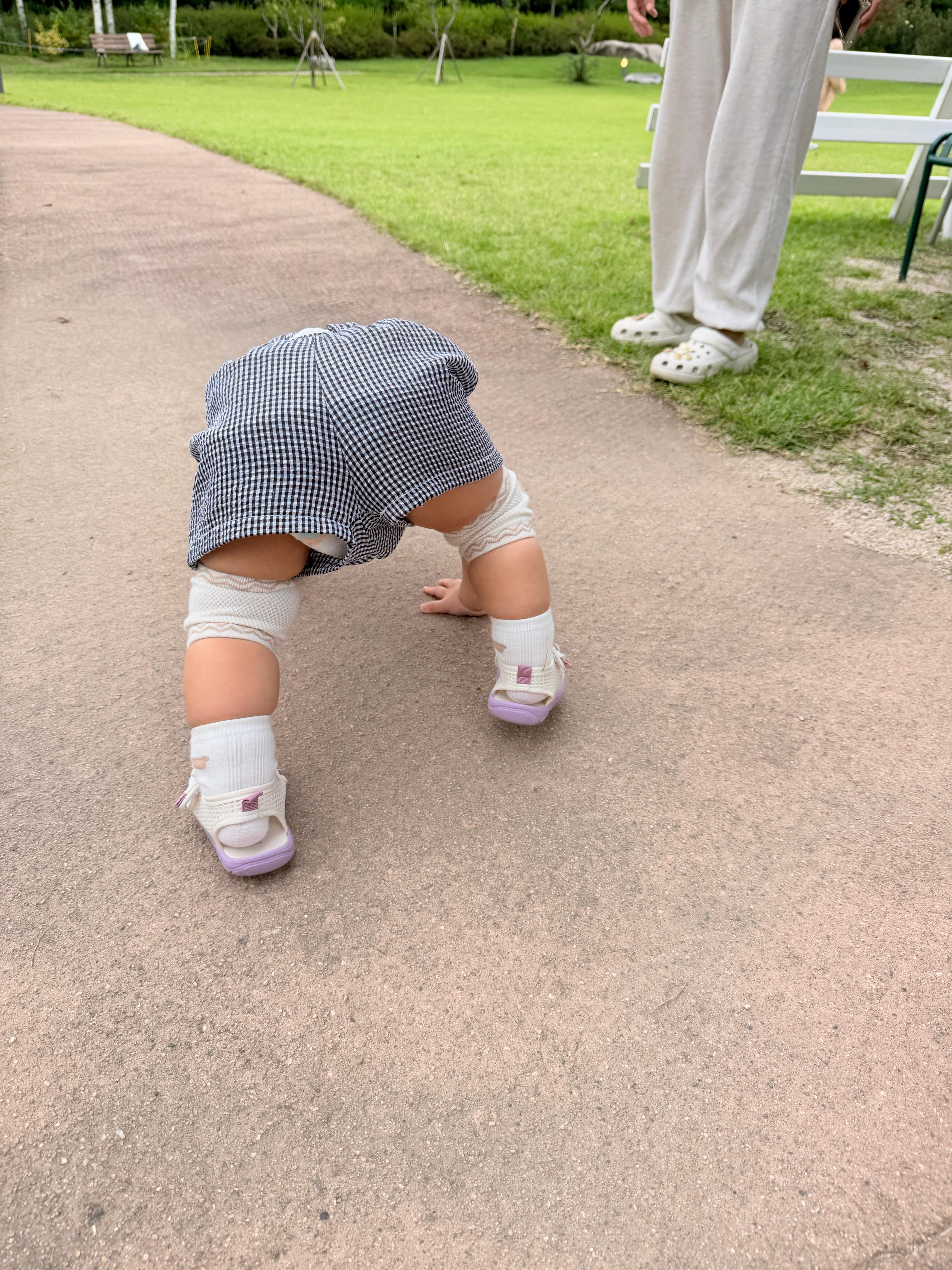 파크프리베 바닥에서 기어가는 모습을 취하는 아기 솔블리